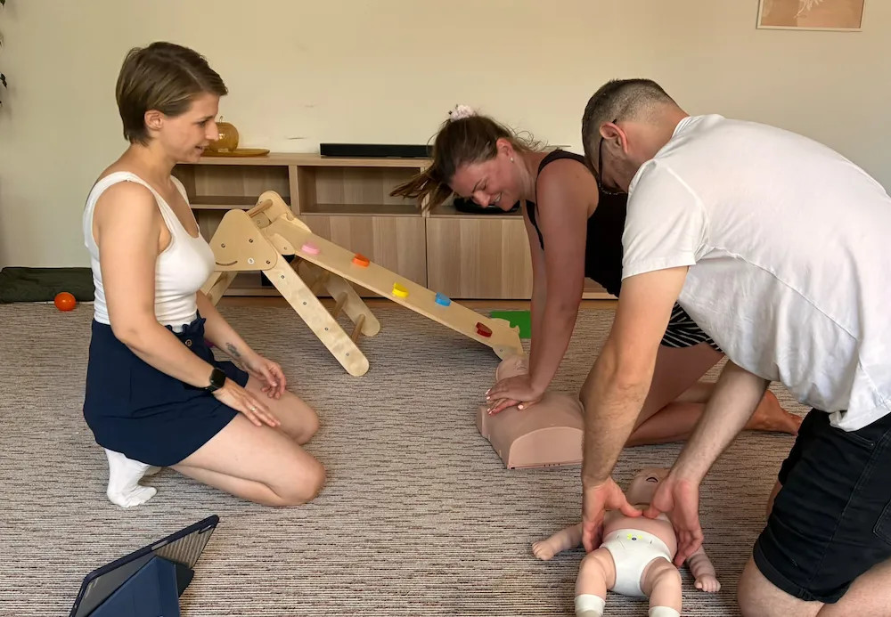 Lektorka kurzu první pomoci učí praktický nácvik resuscitace dětí na figurínách.