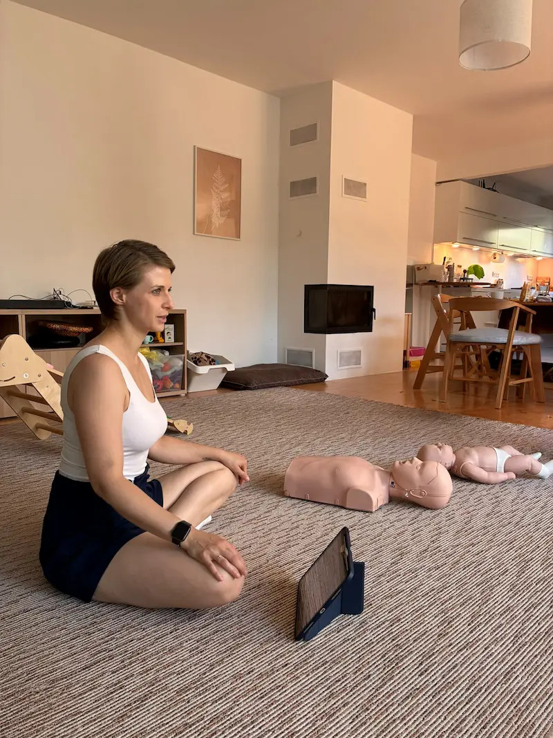 lektorka první pomoci vyučuje na kurzu za pomoci resuscitačních modelů.